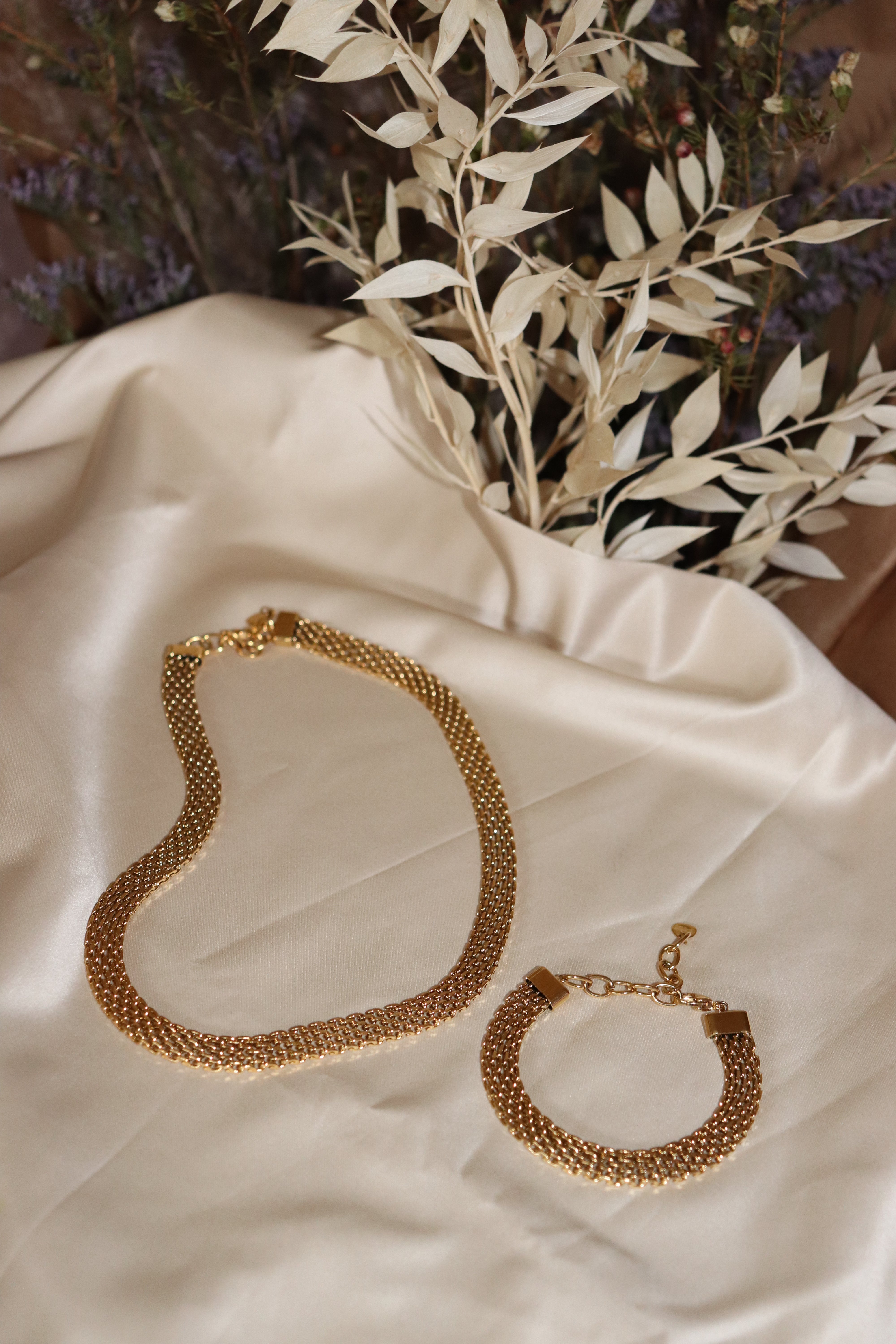 Flat necklace and bracelet set