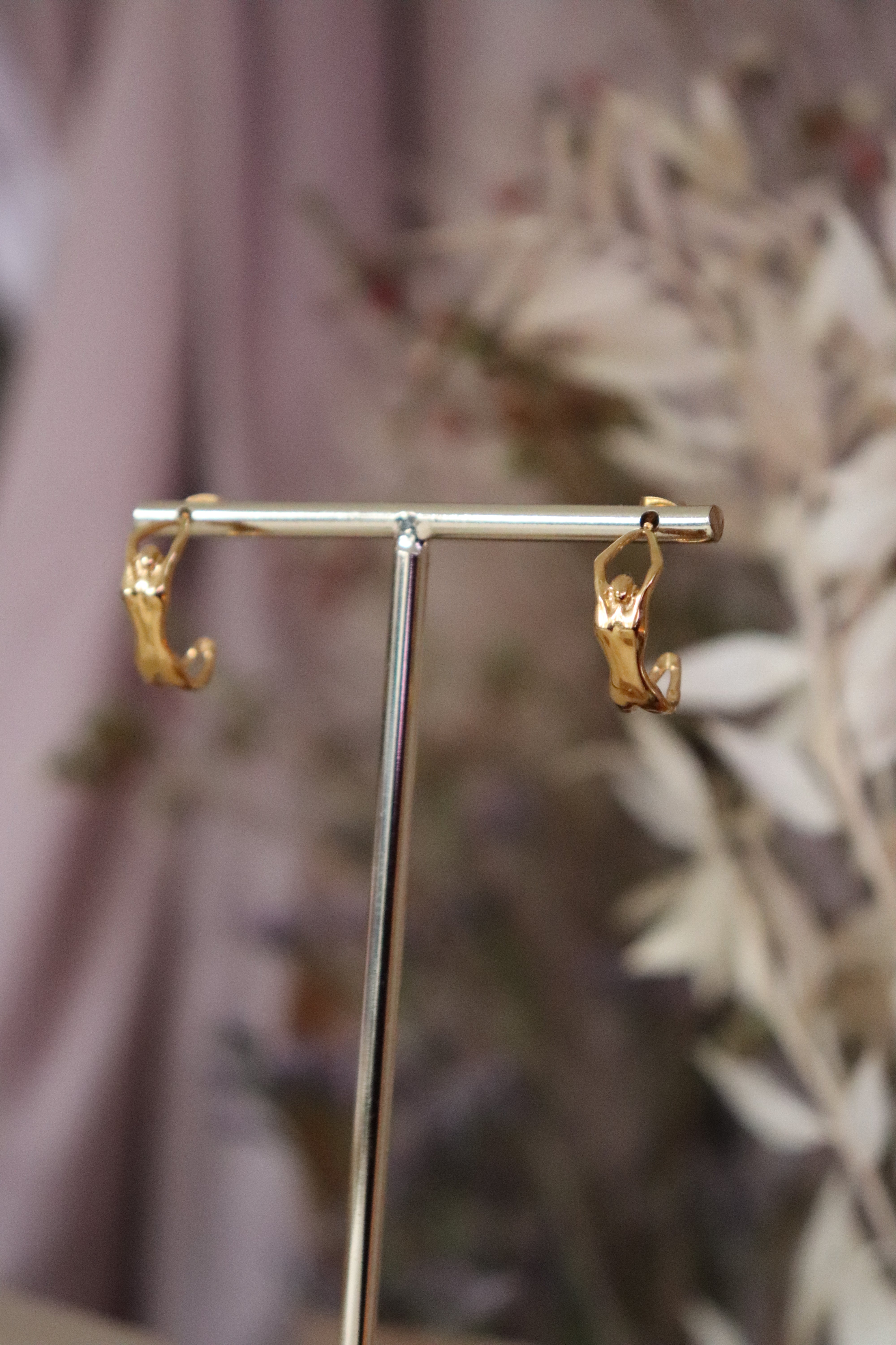 Figure earrings hoops